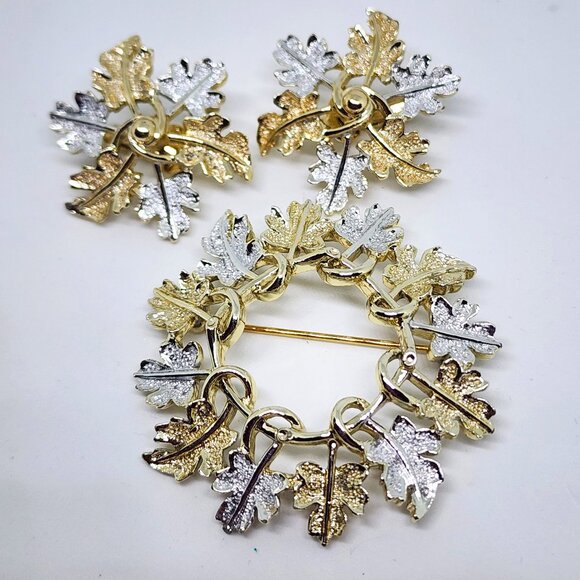 Sarah Coventry Silver Gold Holiday Christmas Wreath Pin & Clip Earrings Set - Picture 11 of 13